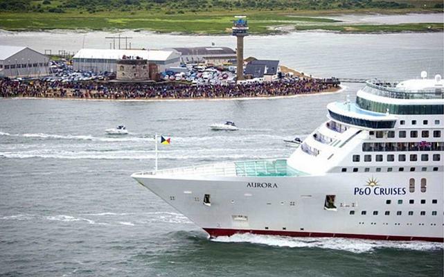 Crowds on Calshot Spit as the P&O ships leave Southampton