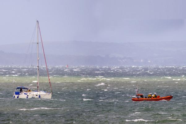 Yacht towed into safety of  Beaulieu River by Calshot lifeboat 